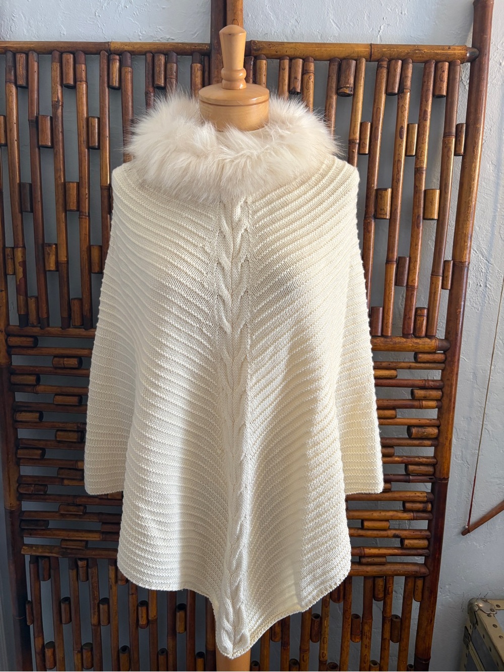 ANA & ROSE IVORY CABLE FAUX FUR TRIM  PONCHO ONE SIZE